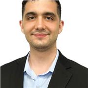 Profesor de matemáticas da clase a niños y adolescentes